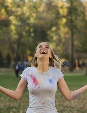 cropped-cropped-heureuse-femme-jouant-avec-de-la-couleur-en-poudre.jpg