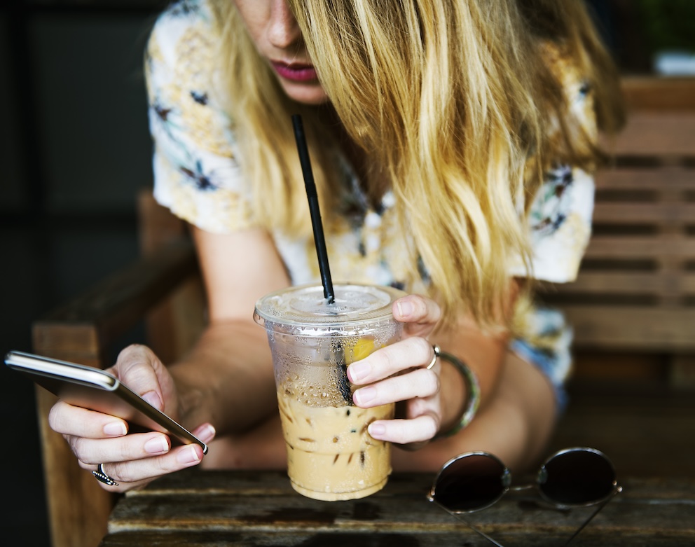 femme au téléphone